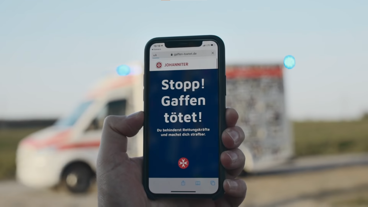 The disguised QR code in the ambulance leads cell phone photographers to Gaffen-toetet.de.