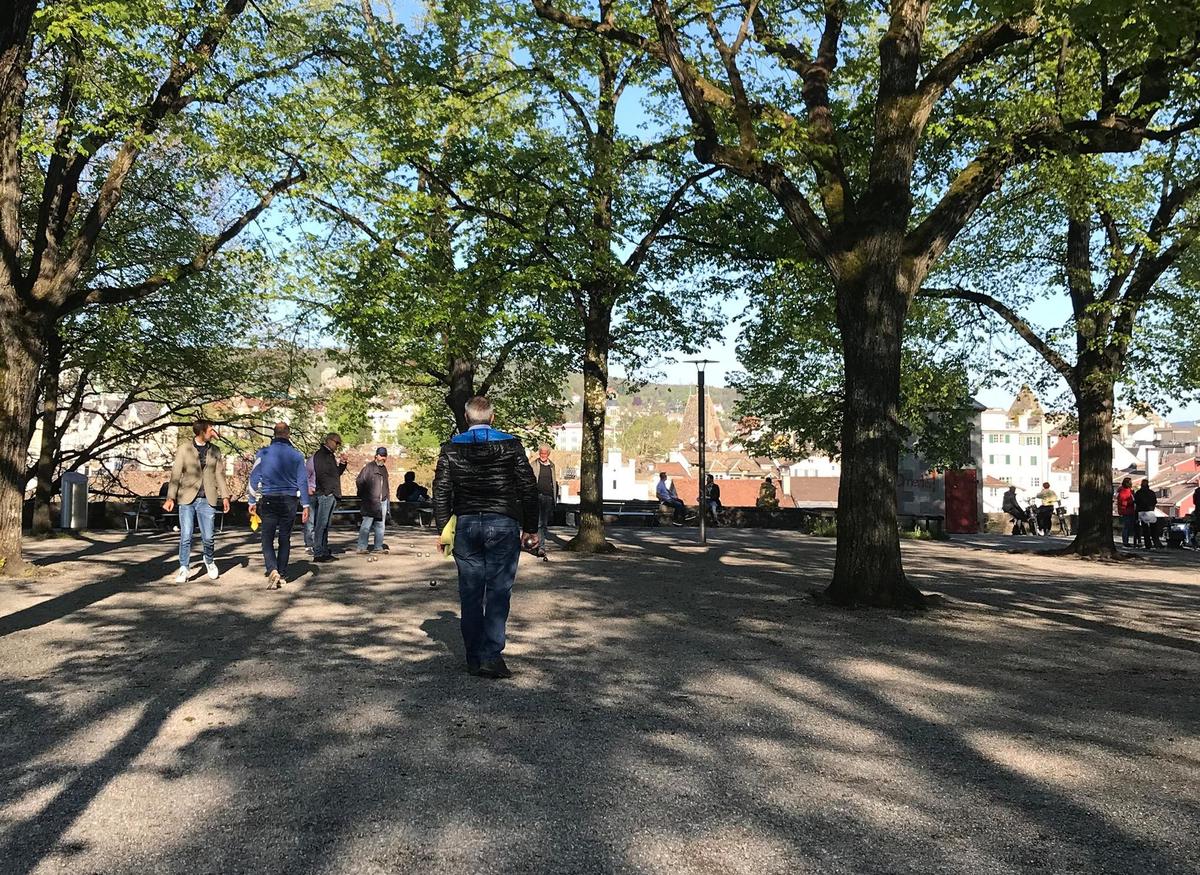 Some wear hats here: the Lindenhof is perfect for petanque.