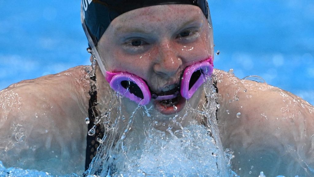 Olympia 2021: Lydia Jacobi (USA) swims with glasses in her mouth
