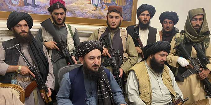 Taliban fighters sit in a room in the presidential palace.  Photo: AP / dpa