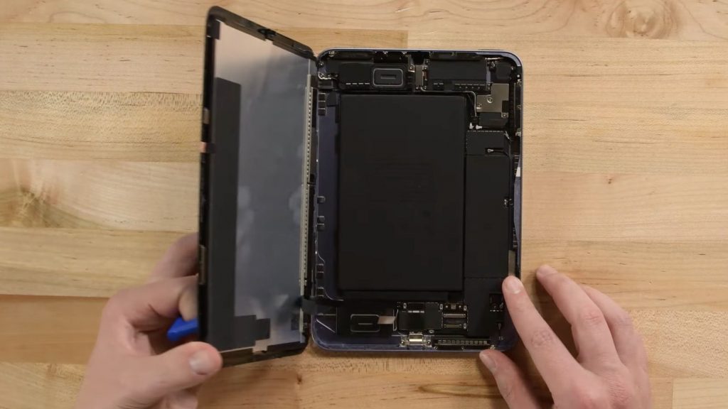 iFixit explains the iPad Mini's "Jelly Scroll" problem in a teardown . video