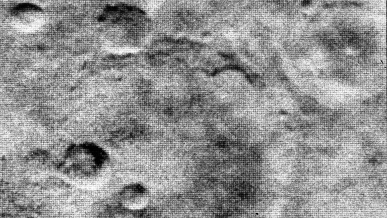 Mariner 4 has captured the crater of Mars