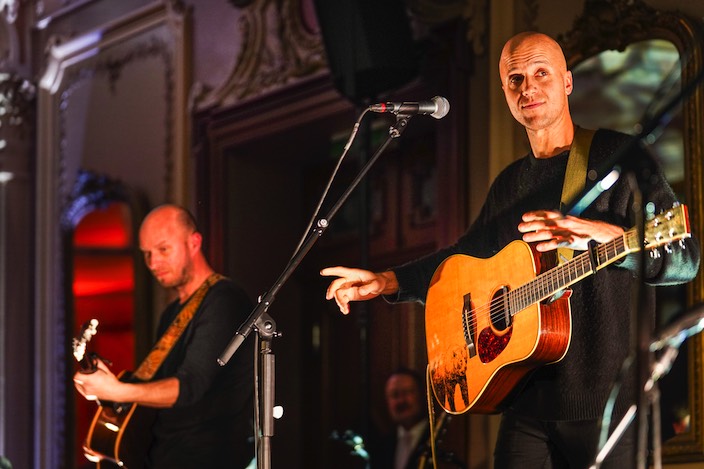 Milow stands at his concerts, among other things due to breathing or relaxation.