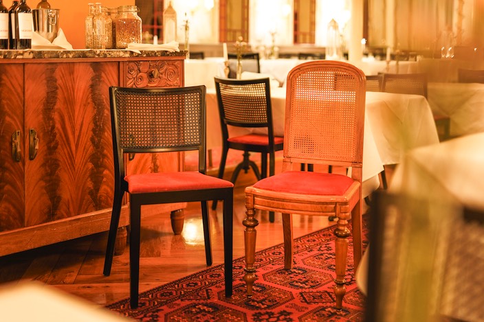 ... the appropriate chairs represent a hotel in addition to its kitchen.