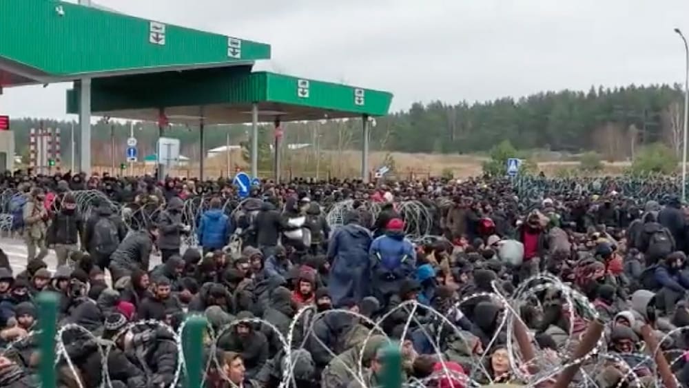 Belarus: A large group of refugees gather at the border