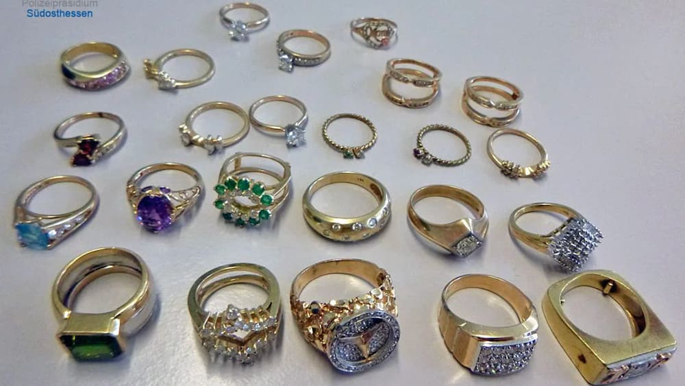 Big finds jewelry and 100,000 euros in a hedge