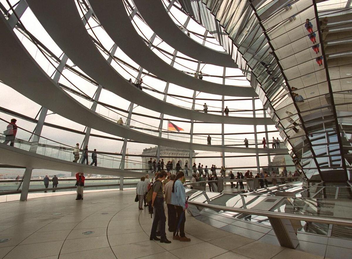 In the German Bundestag, spiral ramps lead to the viewing platform, and discussions about possible vaccination requirements are currently escalating to unimaginable heights.