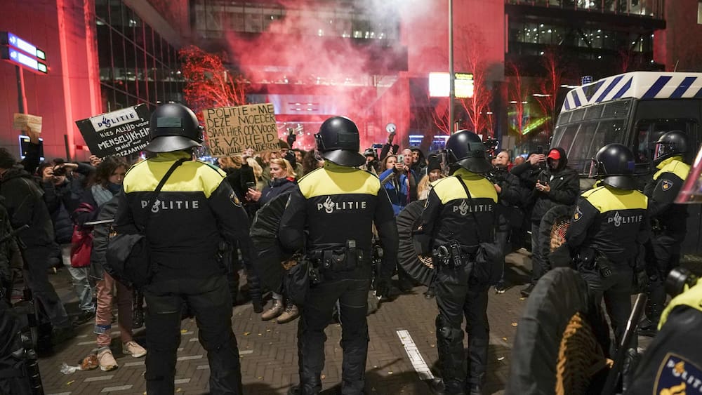 Revolt against partial lockdown: street battles in the Netherlands