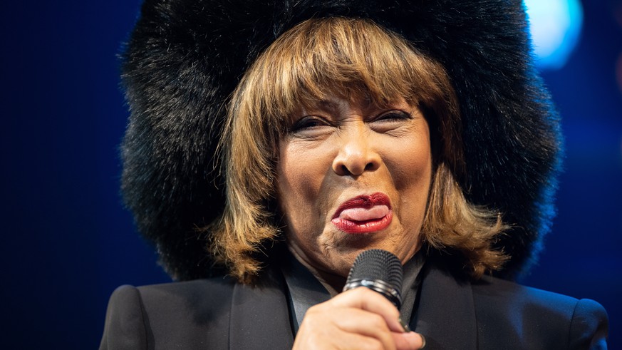 Singer Tina Turner receives an honorary doctorate from the University of Bern