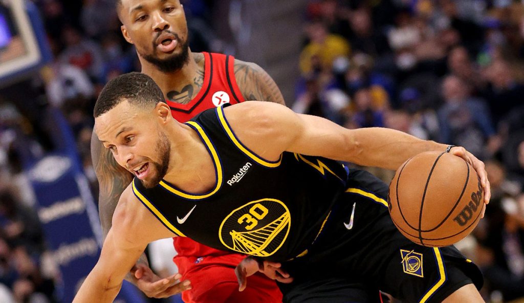 View the next curry!  The Golden State Warriors defend against Portland's place at the front