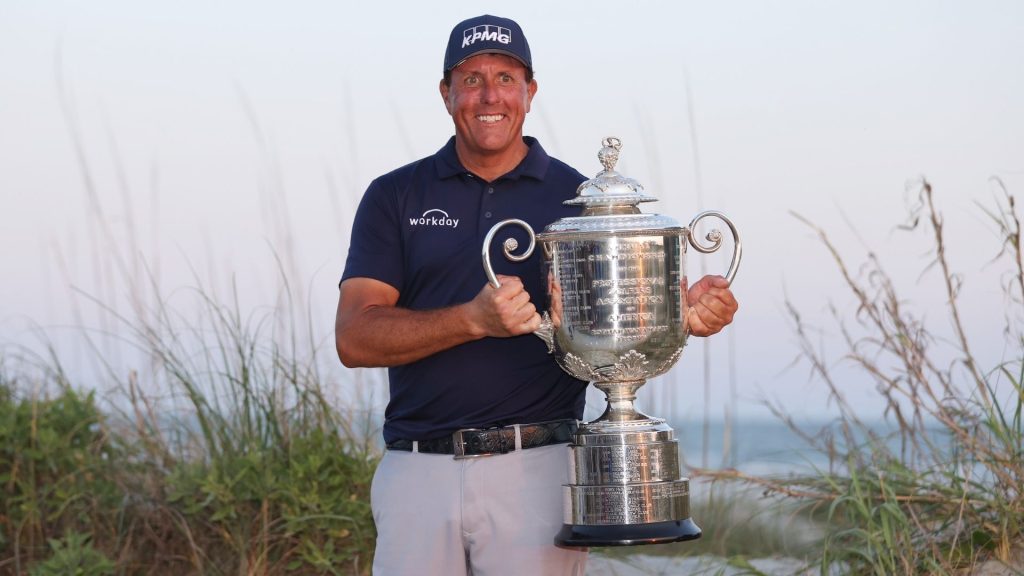 Highlights of Phil Mickelson's highlights on and off the field in 2021