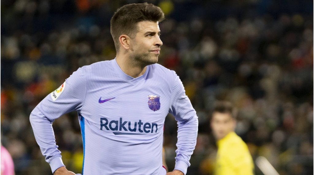 Pique sees Barcelona "in an awkward position"
