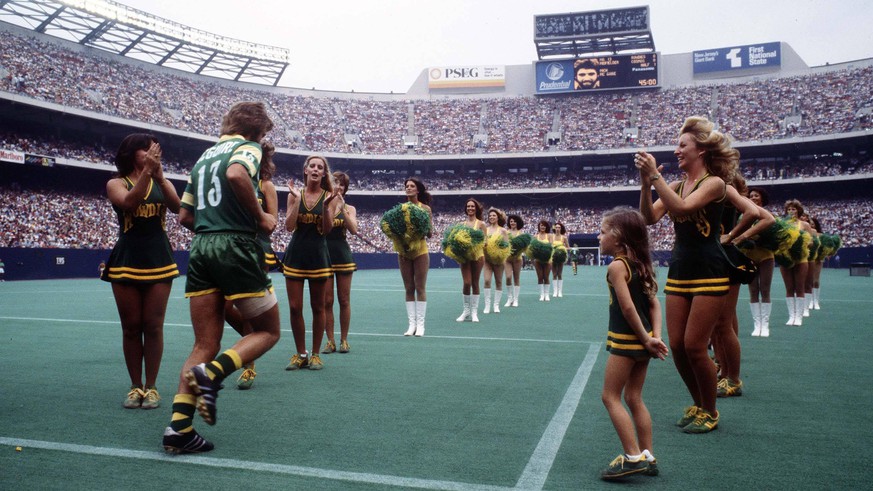 In front of 74,901 fans at Giants Stadium, the New York Cosmos won the 1978 Football Championship against the Tampa Bay Rhodes.