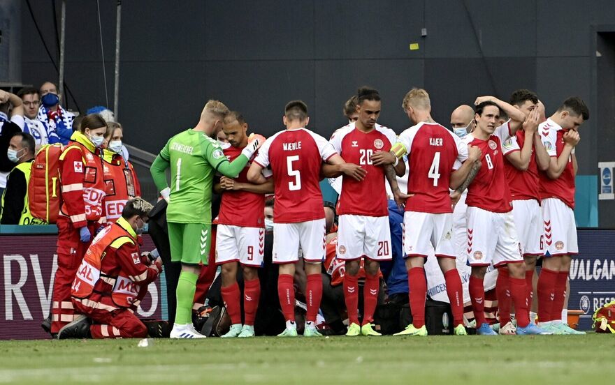 Bei dem Spiel Dänemark gegen Finnland bei der Fußball-EM 2021 im Juni ist der dänische Nationalspieler Christian Eriksen auf dem Feld zusammengebrochen.