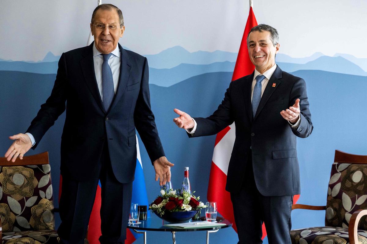 Russian Foreign Minister Sergei Lavrov and Federal President Ignazio Cassis are in high spirits on the sidelines of the January 21 Russia-US summit in Geneva.  