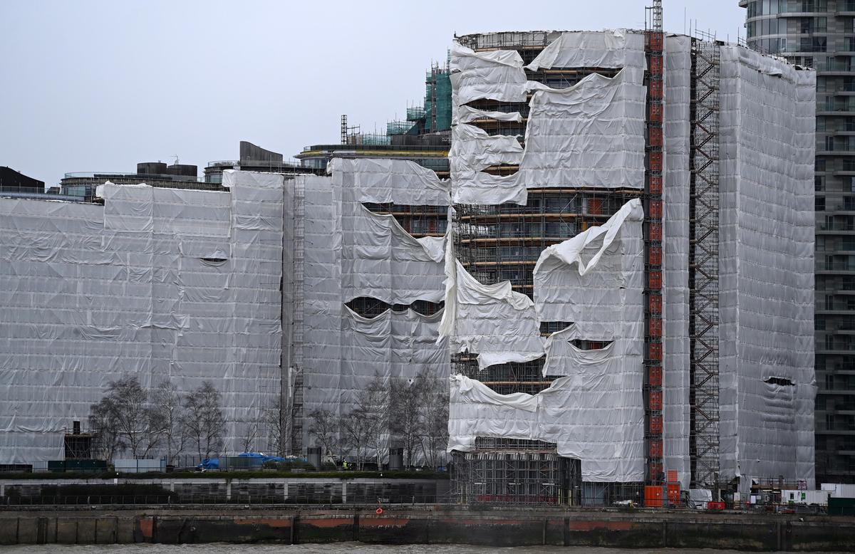Scraps of scaffolding cover give an idea of ​​the wind strength in London.