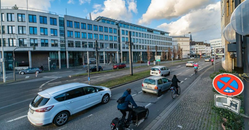 Bonn Ring Road: Only one lane for cars is open - bike lane