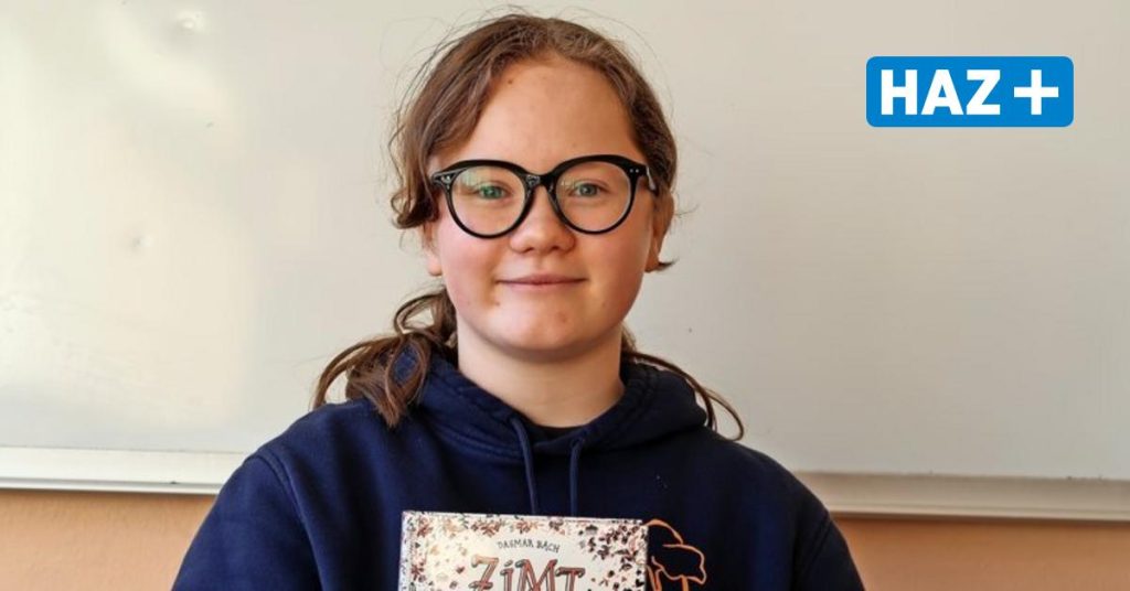 A high school student takes third place in a reading competition