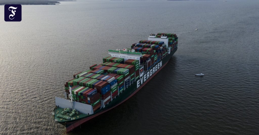 Huge container ship ran aground off the US coast