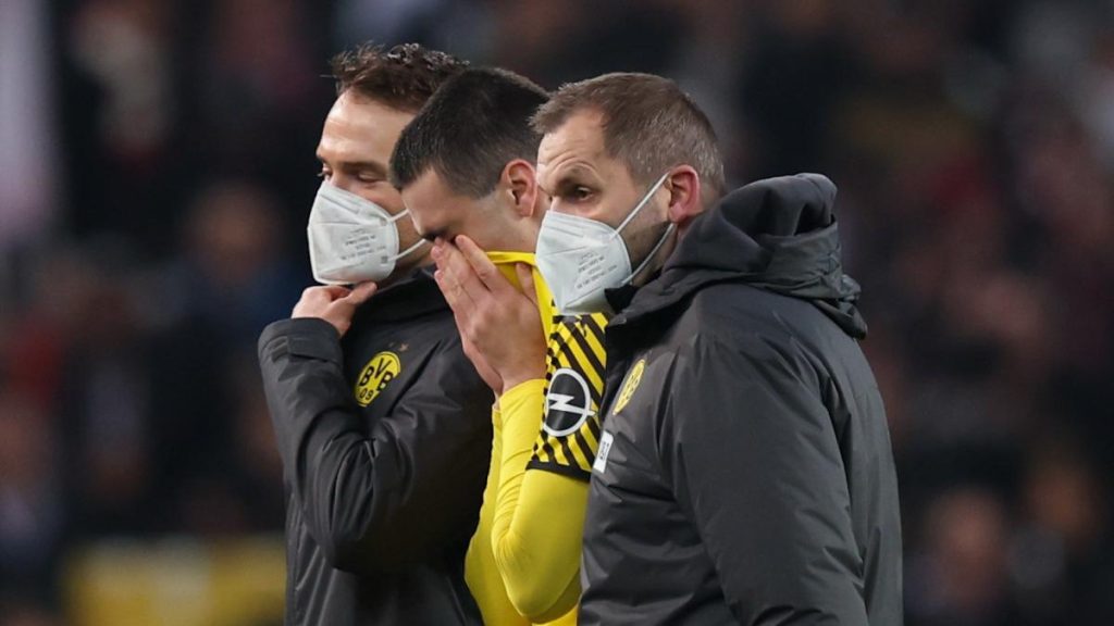 Borussia Dortmund: Giovanni Reina leaves the pitch in tears again