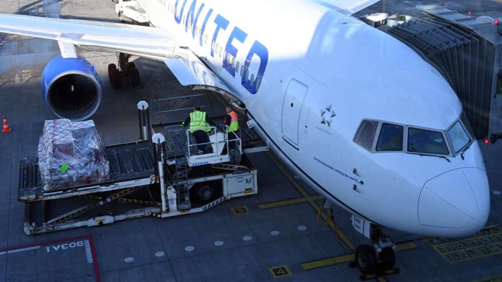 Ein Passagierflugzeug der United Airlines wartet am Hauptstadtflughafen BER auf seinen Start zum Erstflug zum New Yorker Flughafen Newark. Foto: Bernd Settnik/dpa-Zentralbild/dpa