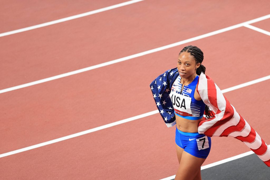 Sprint-Star Allyson Felix mit der Flagge der USA um die Schultern