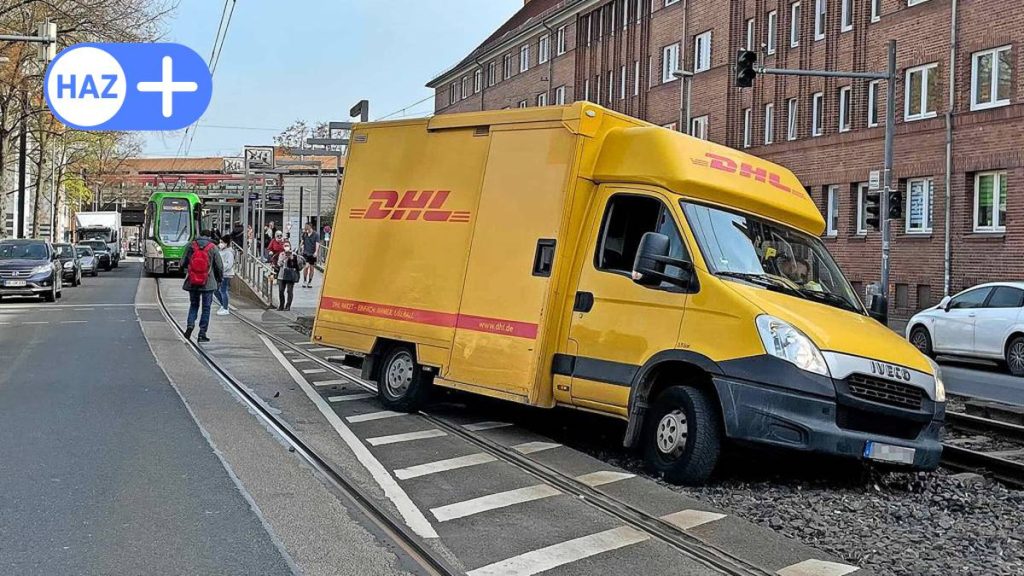 DHL messenger makes space for ambulances and gets into the bed of the Üstra . track