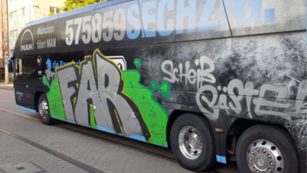 Vandal scandal before the Duisburg match!  Löwen-Bus Painted - "Fucking Guests"