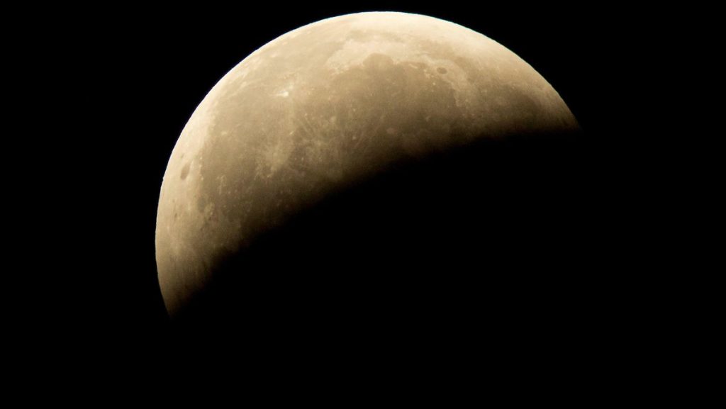 Cosmic Shadow Play in May: Total Lunar Eclipse in Central Europe