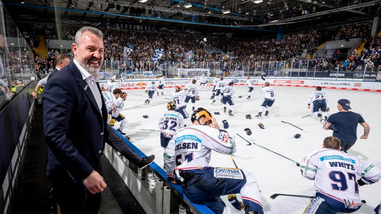 The last few seconds are lost in jubilation.  Eisbären coach Serge Oben is clearly pleased with the title (Photo: City-Press GmbH)