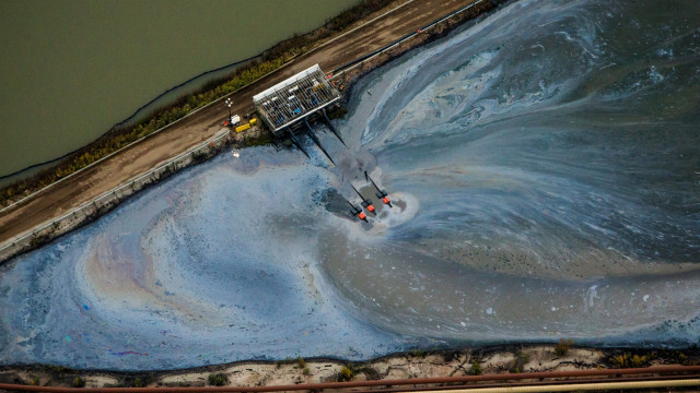 Luftaufnahme der Arbeiten in den Athabasca-Ölsandbetrieben in der Nähe von Fort McMurray, Alberta,