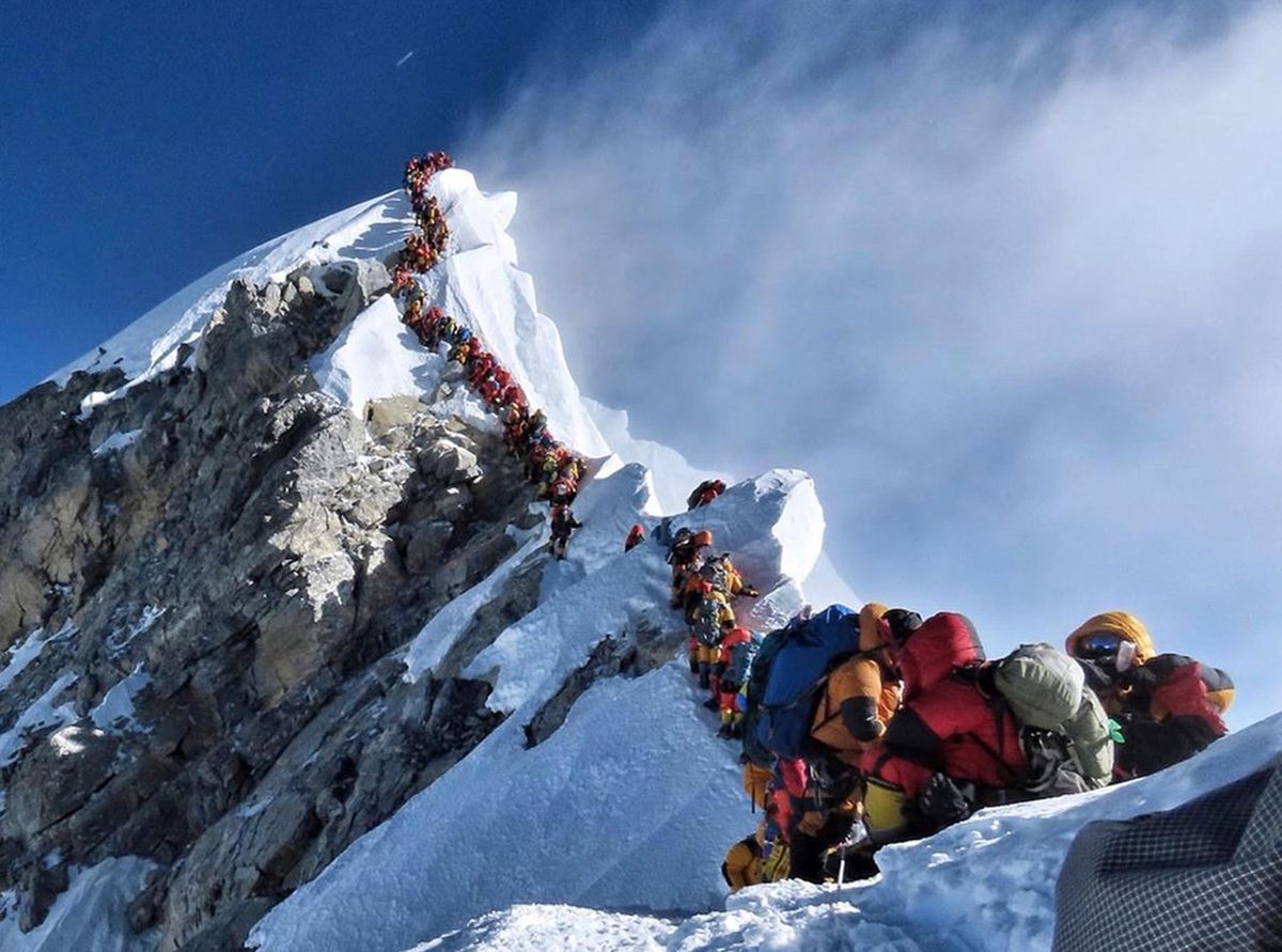 Traffic jam in front of Mount Everest on May 22, 2019 - This photo has gone viral around the world.