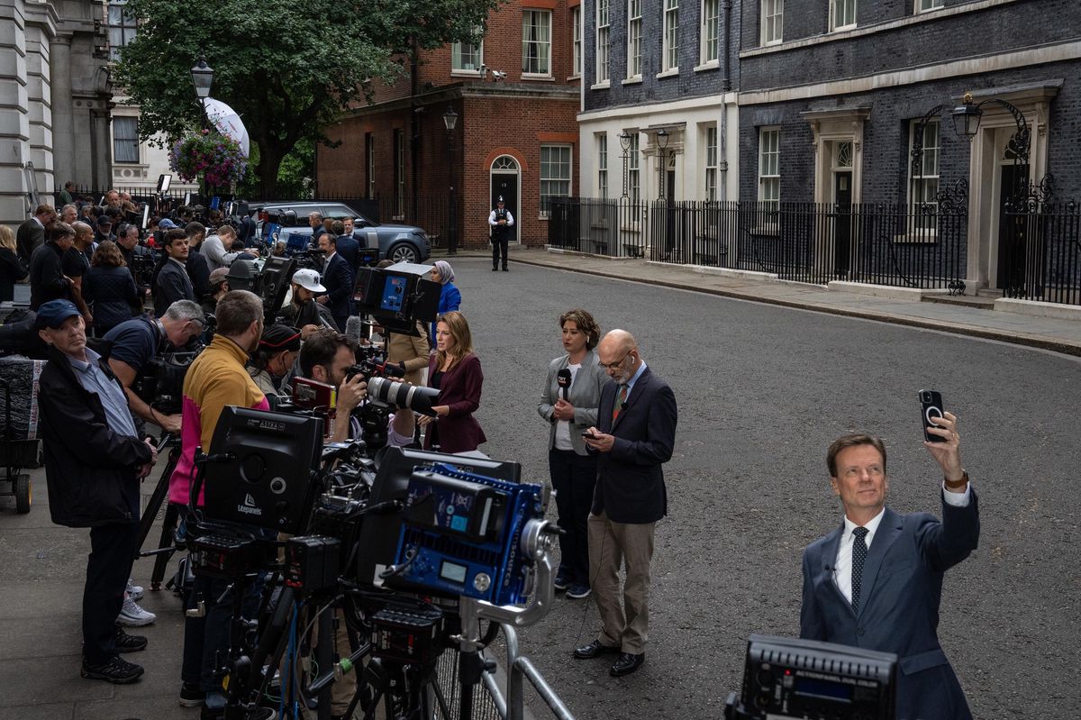 10 Downing Street: London media waiting for Boris Johnson to appear (7 July 2022)