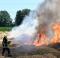 17 July 2022, North Rhine-Westphalia, Marl: Emergency services combat the flames in the hay field.  In the field, straw caught fire on an area of ​​\u200b\u200b1000 square meters.  Firefighters said the flames quickly eroded among the rubble.  Flames sometimes reached a height of meters.  (to dpa "The straw caught fire - farmers help put it out") Photo: Guido Bludau / dpa +++ dpa picture radio +++