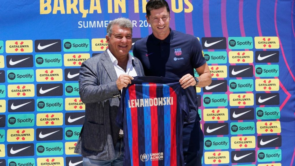 Football - Lewandowski stands in the United States in the Barcelona shirt - sport