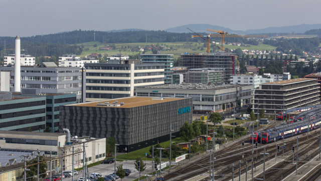 Der Bahnhof in Zug mit dem Campus von Siemens noch vor dem Umbau. Hier sitzt nun die Zentrale des Be
