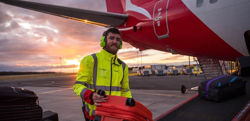 Temporary job change: Qantas is looking for 100 bag-loading executives for three months