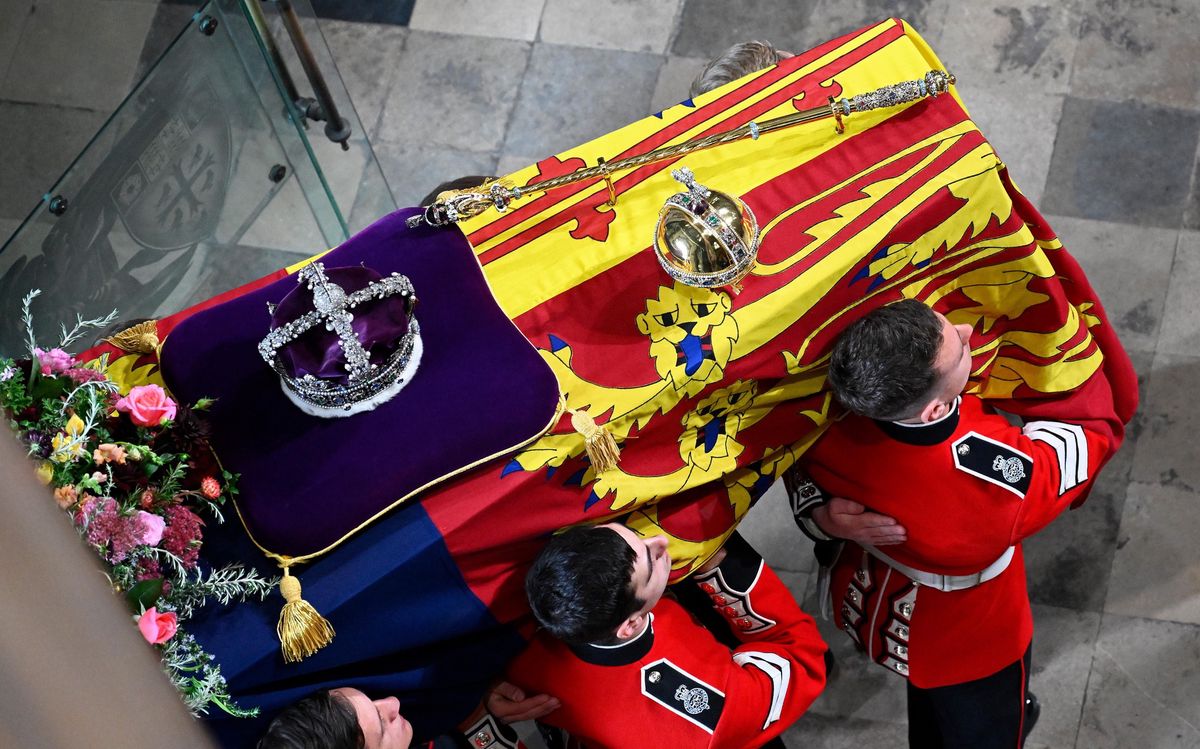 Crown, sceptre, orb: Close-up of the Queen's sarcophagus during its transportation to Westminster Abbey.  (September 19, 2022)