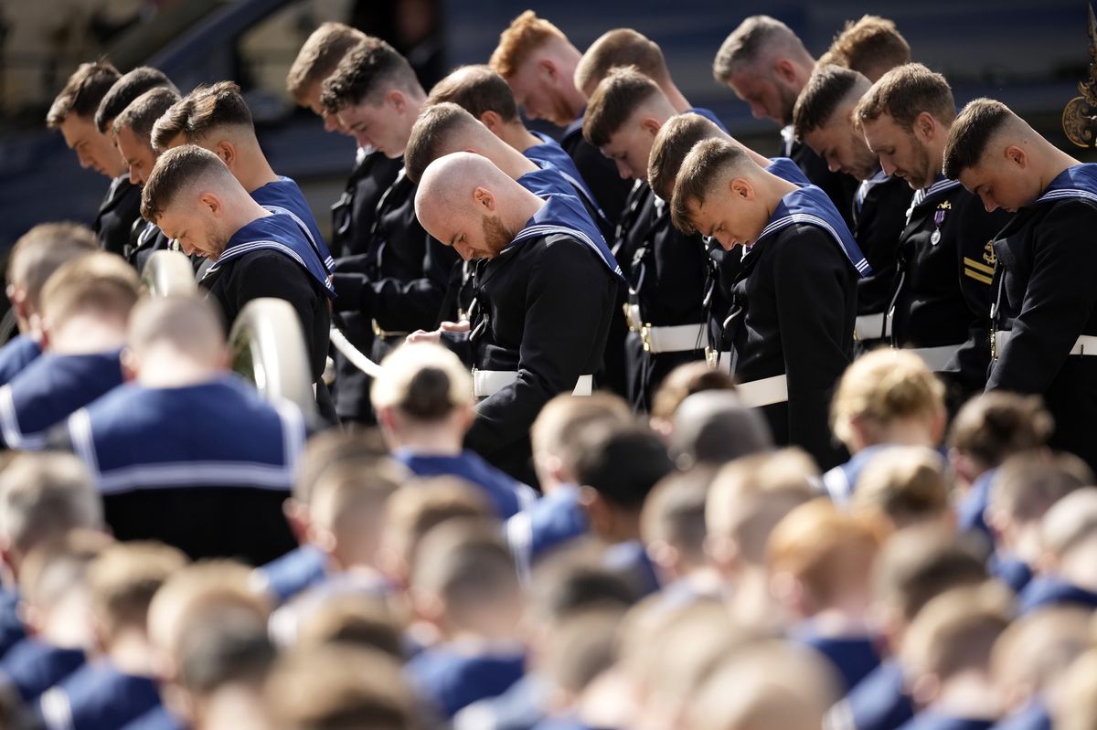 Heads bowed: Members of the Royal Navy bow during the Queen's funeral.  (September 19, 2022)