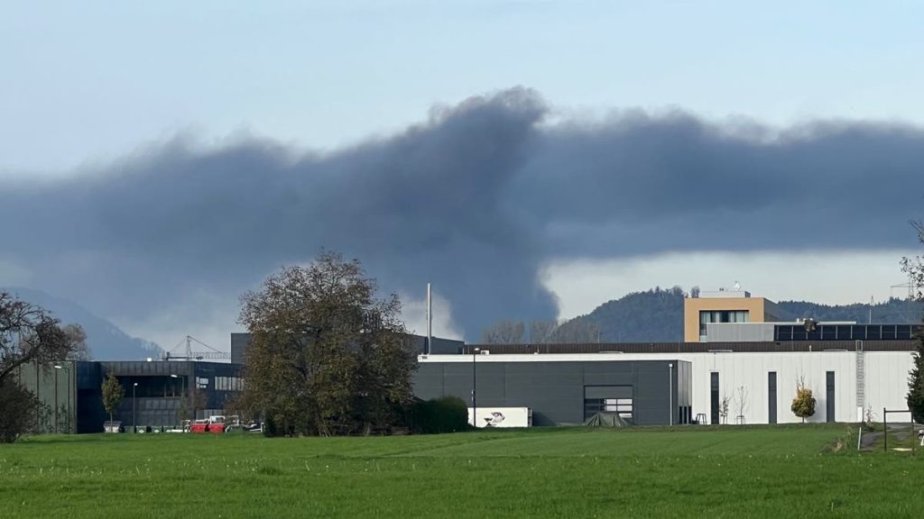 Big fire in Vorarlberg - clouds of smoke moved into the Rhine Valley
