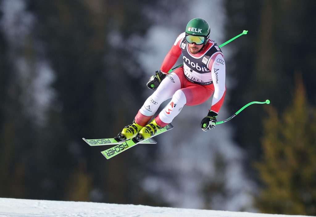 Max Franz springt mit seine Skiern spektakulär durch die Lüfte.