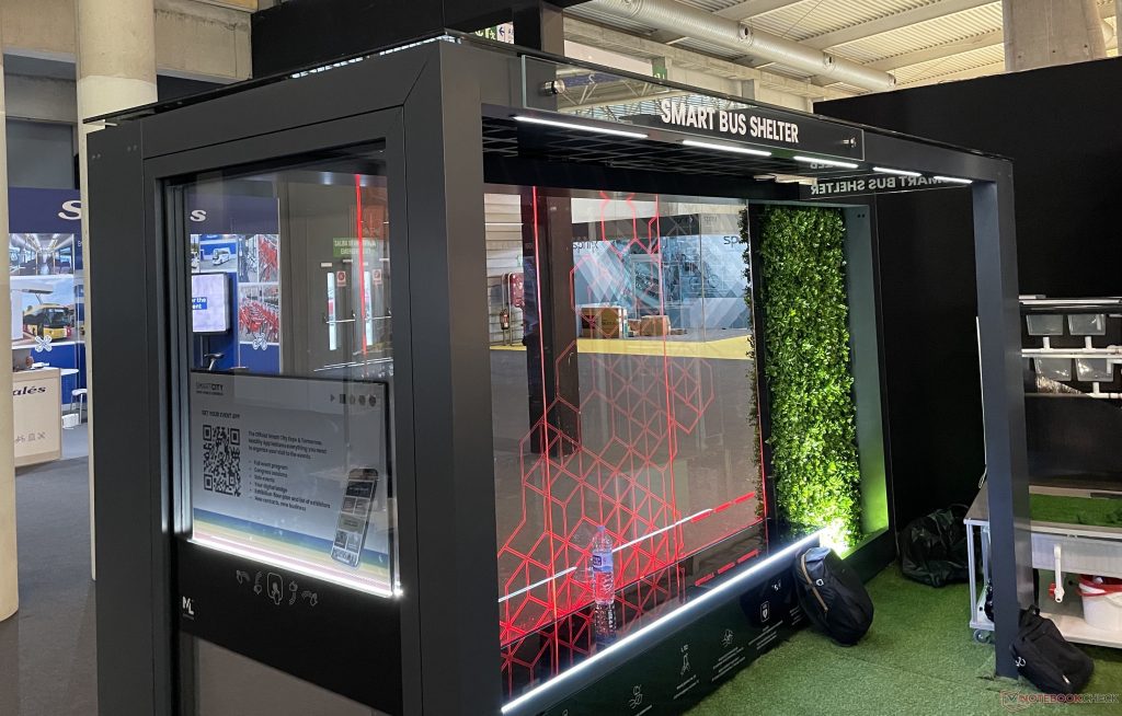 Smart City: The bus station of the future does not need to be connected to power, and has electronic paper signage and Qi loading areas